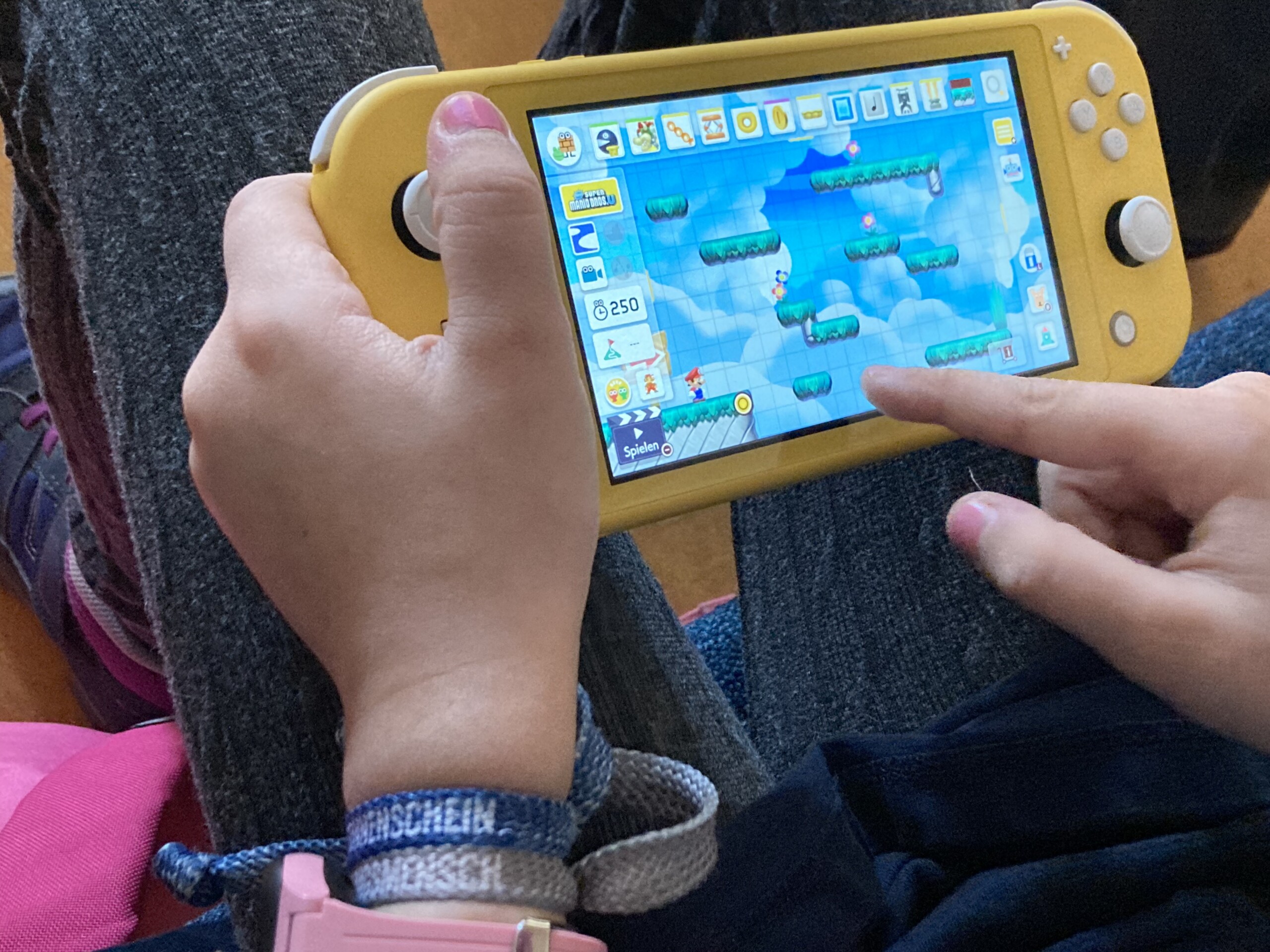 Game Design mit dem Super Mario Maker 2, Kind spielt auf Switch