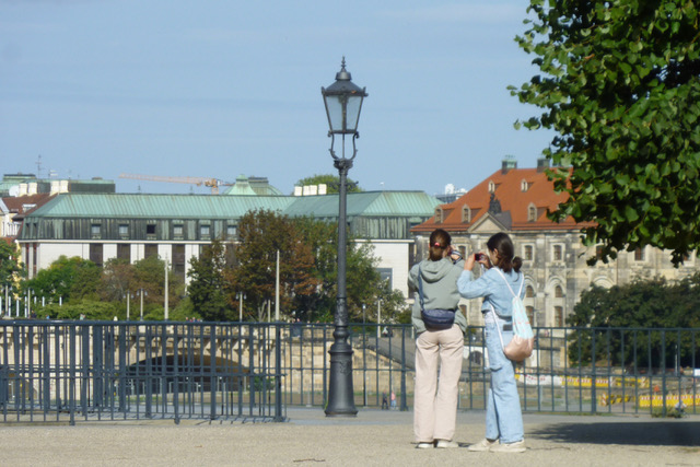 Zwei Mädchen fotografieren Dresden Altstadt