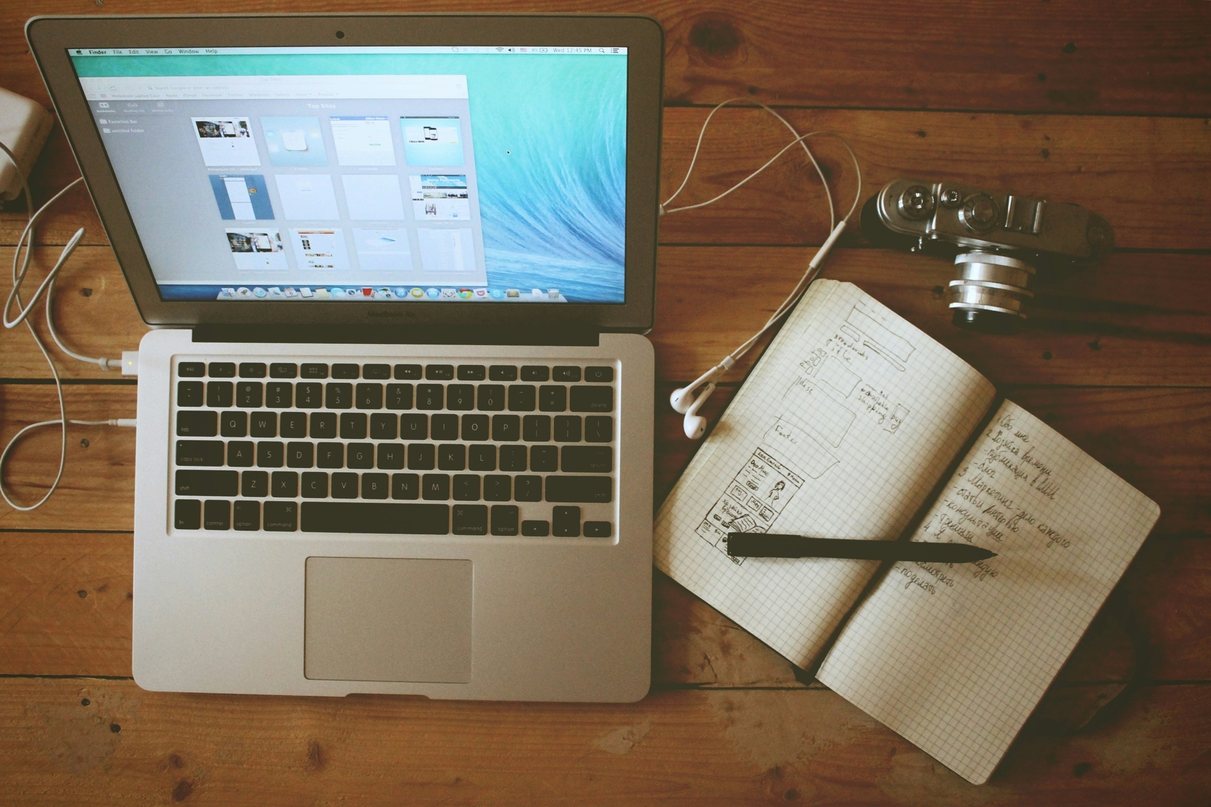 Laptop mit Buch verbunden